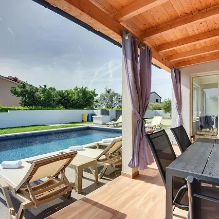Semesterbostad Spacious In Valbandon