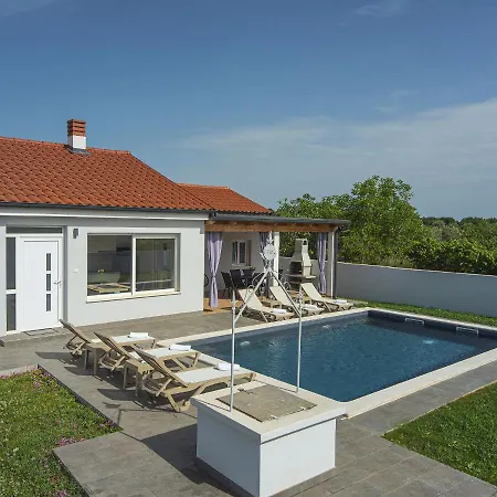 Semesterbostad Spacious In Valbandon